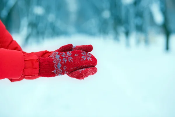 在红色手套与雪女手. — 图库照片