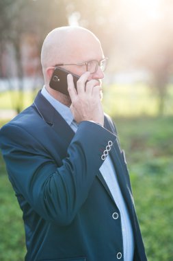 Cep telefonu kullanan adam.