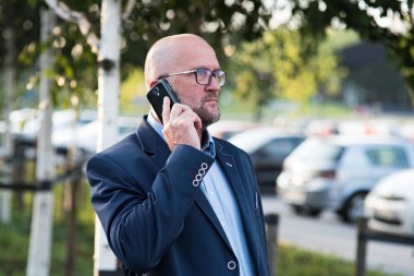 Cep telefonu kullanan adam.