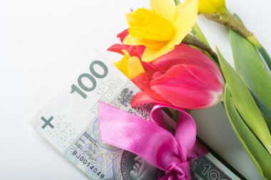 Şerit hediye üzerinde banknot yığını ile ilgili.
