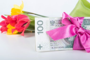 Şerit hediye üzerinde banknot yığını ile ilgili.