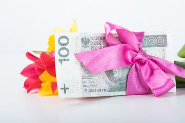 Şerit hediye üzerinde banknot yığını ile ilgili.