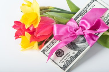 Şerit hediye üzerinde banknot yığını ile ilgili.