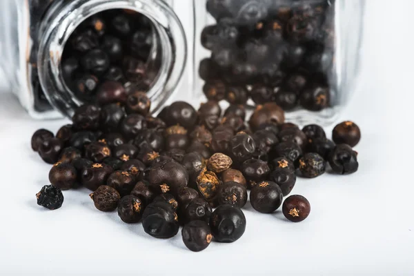 Colher de madeira com bagas de zimbro secas — Fotografia de Stock