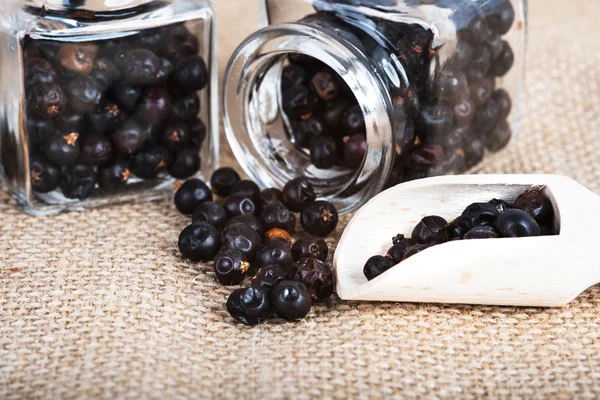 tahta kaşık ile kurutulmuş ardıç meyveleri