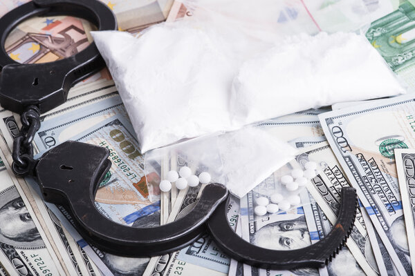 Запрещены наркотики и вещества - арестовывать преступников
