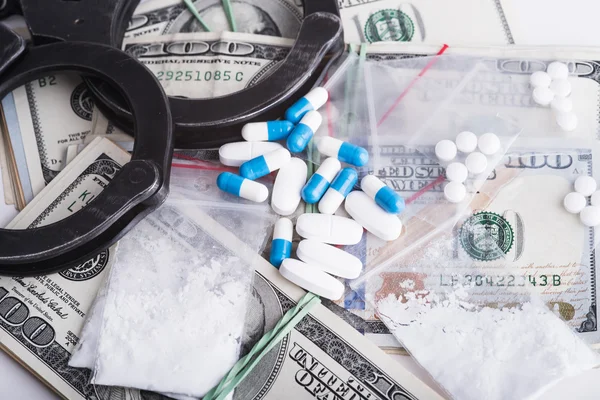 Наркотики та речовини заборонені - арешт злочинців — стокове фото