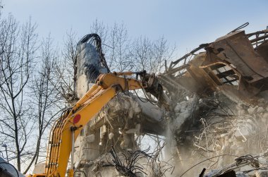 Eski bir endüstriyel bina yıkılması çalışma Ekskavatör.