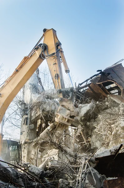 Excavator working at the demolition of an old industrial building. — Stock Photo, Image