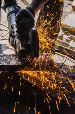  metal plaka taşlama işçisi.