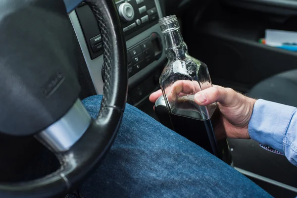 Homme buvant de l'alcool dans la voiture . — Photo