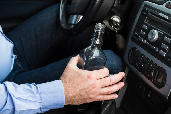Мужчина, пьющий алкоголь в машине . — стоковое фото