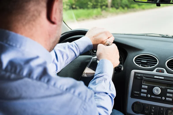 Homme buvant de l'alcool dans la voiture . — Photo