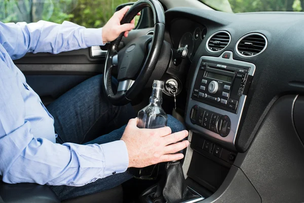 Homme buvant de l'alcool dans la voiture . — Photo