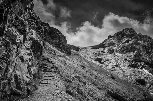 Paysage de montagne noir et blanc. — Photo