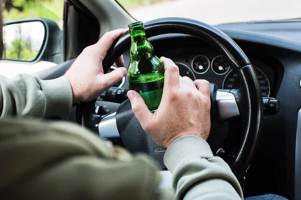Homem bebendo álcool no carro . — Fotografia de Stock
