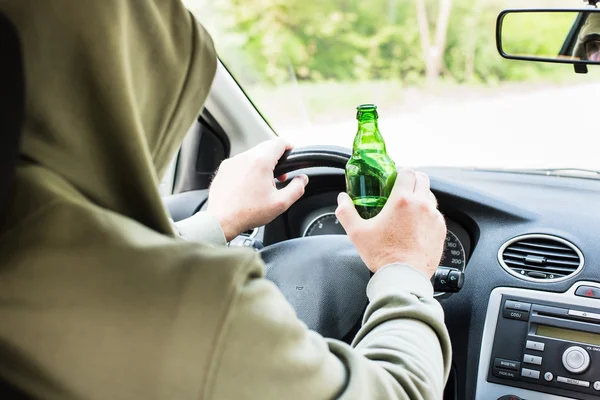 Homem bebendo álcool no carro . — Fotografia de Stock