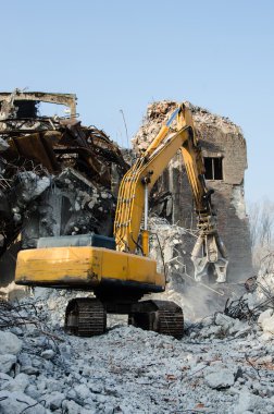 Eski bir endüstriyel buildin yıkım çalışma Ekskavatör