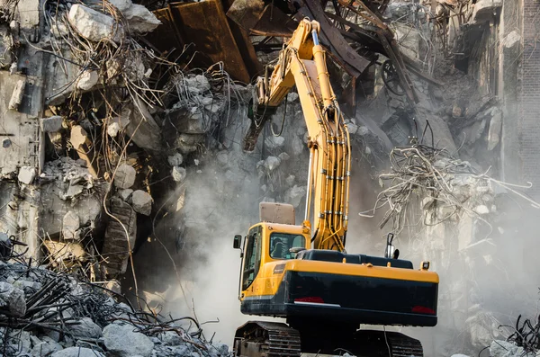 Grävmaskin vid rivning av en gammal industriell byggna — Stockfoto