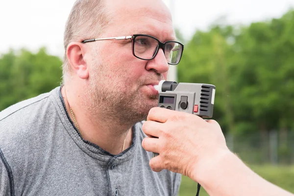 Onderzoek van soberheid door een politieagent — Stockfoto