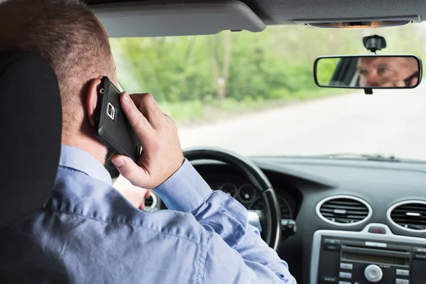 남자가 운전 하는 동안 전화를 사용 하 여 — 스톡 사진