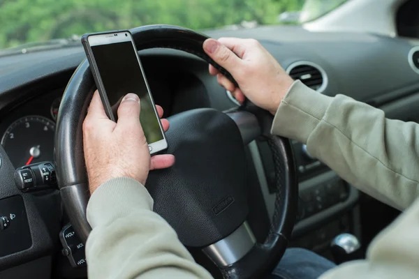 Homme utilisant le téléphone pendant la conduite — Photo