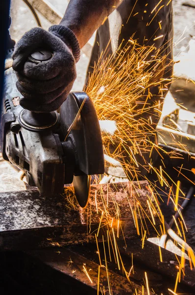 Worker grinding a metal plate. — Stock Photo, Image