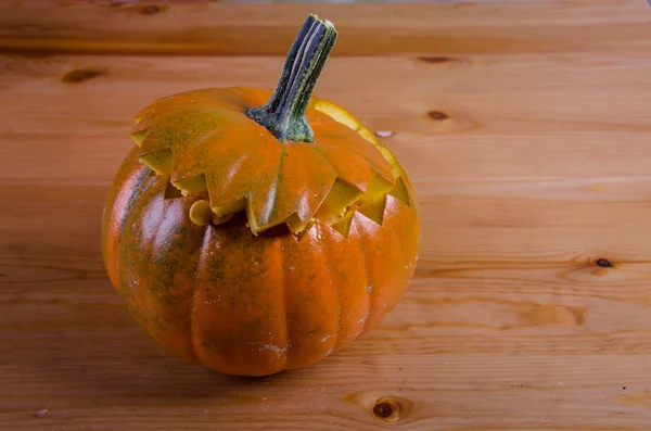 Execute manualmente uma abóbora de Halloween . — Fotografia de Stock