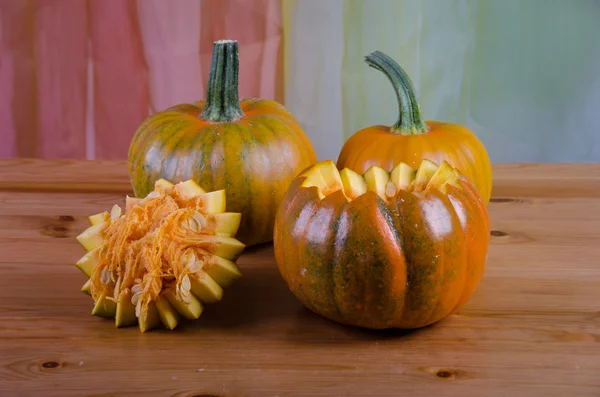 Execute manualmente uma abóbora de Halloween . — Fotografia de Stock