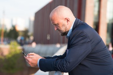 Cep telefonu kullanan adam.