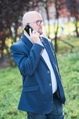 Cep telefonu kullanan adam.