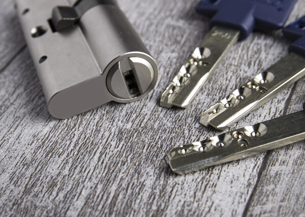 Цилиндр на деревянном столе
