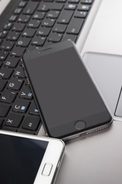 Smartphone ve dizüstü bilgisayar resmi