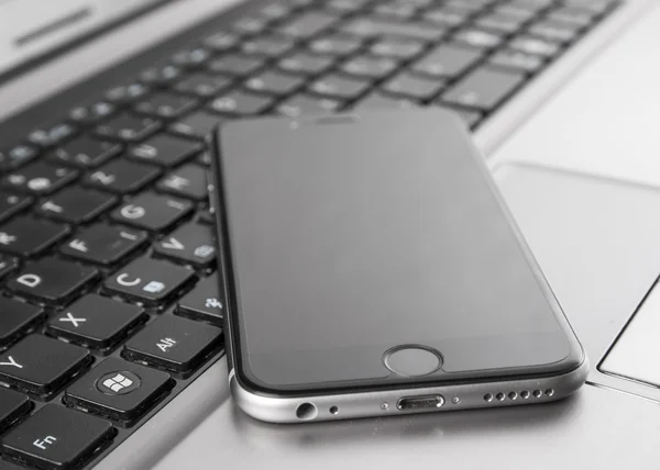 Smartphone ve dizüstü bilgisayar resmi