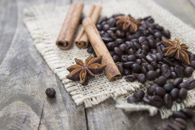 kahve çekirdekleri ve cinamons ahşap tablo