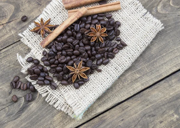 Coffee beans and cinamons on the wooden table — Stock Photo, Image