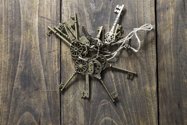 Old keys set on the wooden table — Stock Photo, Image