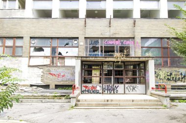 Bratislava, Slovakya - 21 Ekim 2015: terk edilmiş yıkık buildin