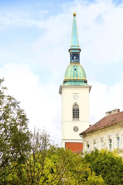 St. Martin's Cathedral built in 14th century, in Bratislava, Cap — Stock Photo, Image