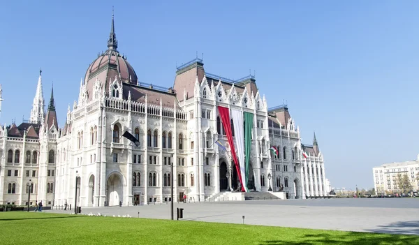 Parlament w Budapeszcie z black flag, Węgry. — Zdjęcie stockowe