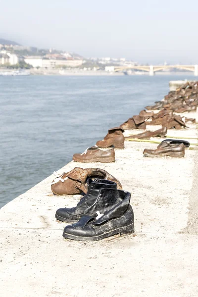 BUDAPEST, HUNGARY - OCTOBER 26, 2015: Shoes symbolizing the mass — Stock Photo, Image