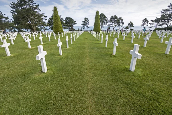 Американское кладбище в Кольвиль-сюр-Мер, люди посещают его — стоковое фото