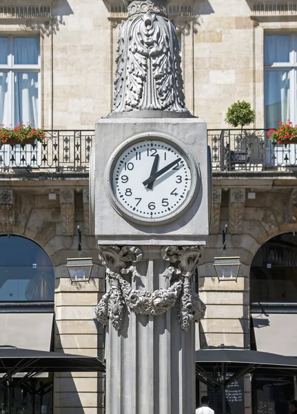 时钟在灯柱上。法国波尔多. — 图库照片