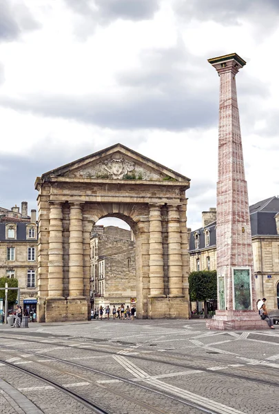 Bordeaux, Fransa - 31 Temmuz: Aquitaine kapı ve tasarlanmış Dikilitaş — Stok fotoğraf