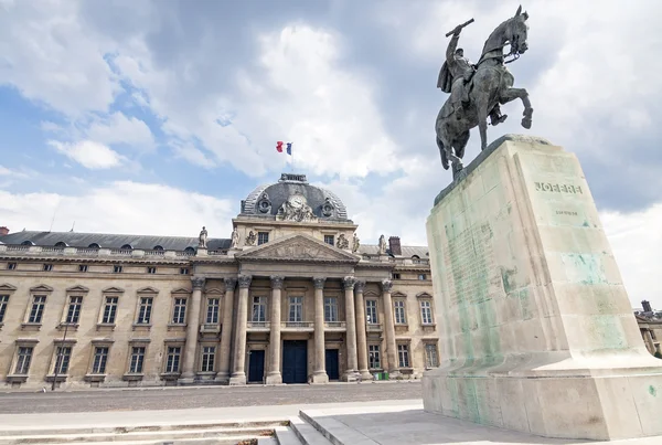 PARIS, FRANCE - AUGUST 01: Monument to Marshal Joffre near the E — Stock Photo, Image