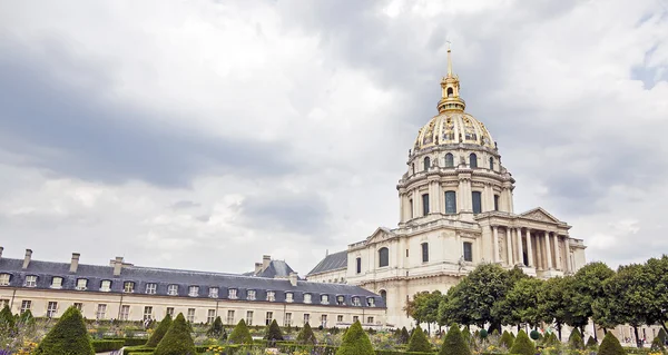 "Les Invalides" in Paris, France. Famous landmark. — Stock Photo, Image
