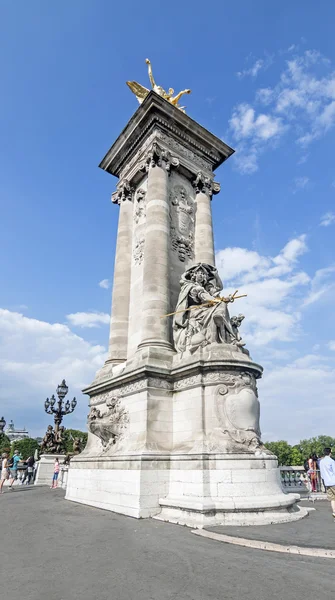 PARIS, FRANÇA - AGOSTO 01: Escultura sobre Pont Alexandre III (Ale. — Fotografia de Stock