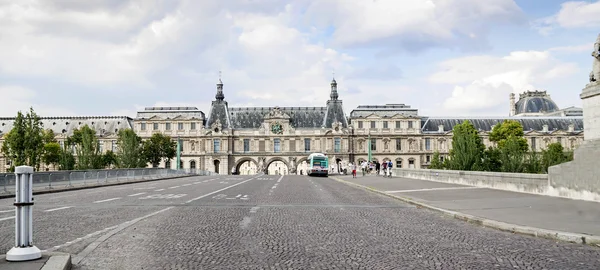 Tylnej elewacji Muzeum Louvre, Paryż (Francja). — Zdjęcie stockowe