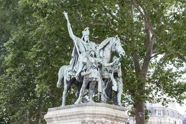 Charlemagne heykeli Notre Dame Katedrali yer alır.. — Stok fotoğraf