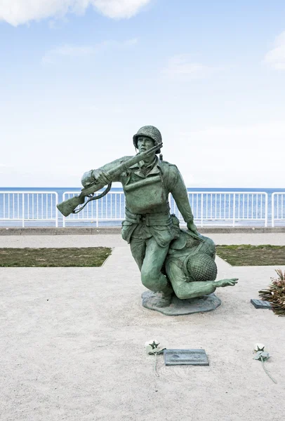 VIERVILLE SUR MER, FRANCIA - 02 DE AGOSTO: Monumento a la estatua del soldado — Foto de Stock